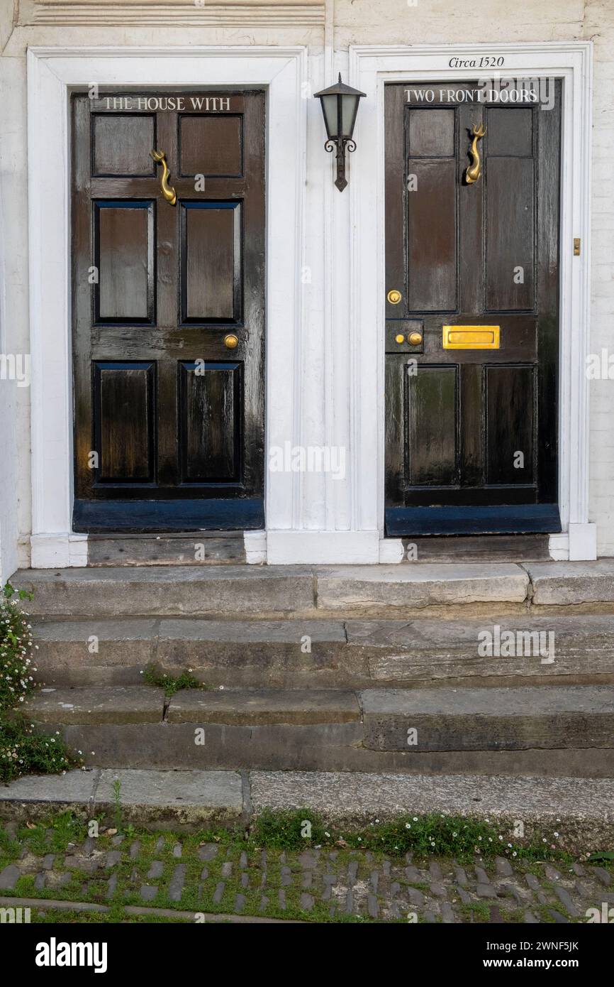 Les 2 portes de la maison avec deux portes d'entrée. Maison du 15ème siècle maintenant utilisée comme Bed & Breakfast. Rye, East Sussex, Royaume-Uni Banque D'Images