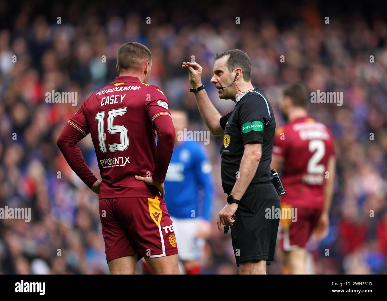 L'arbitre Alan Muir (à droite) s'adresse à Dan Casey de Motherwell lors du Cinch Premiership match au Ibrox Stadium, Rangers. Date de la photo : samedi 2 mars 2024. Banque D'Images