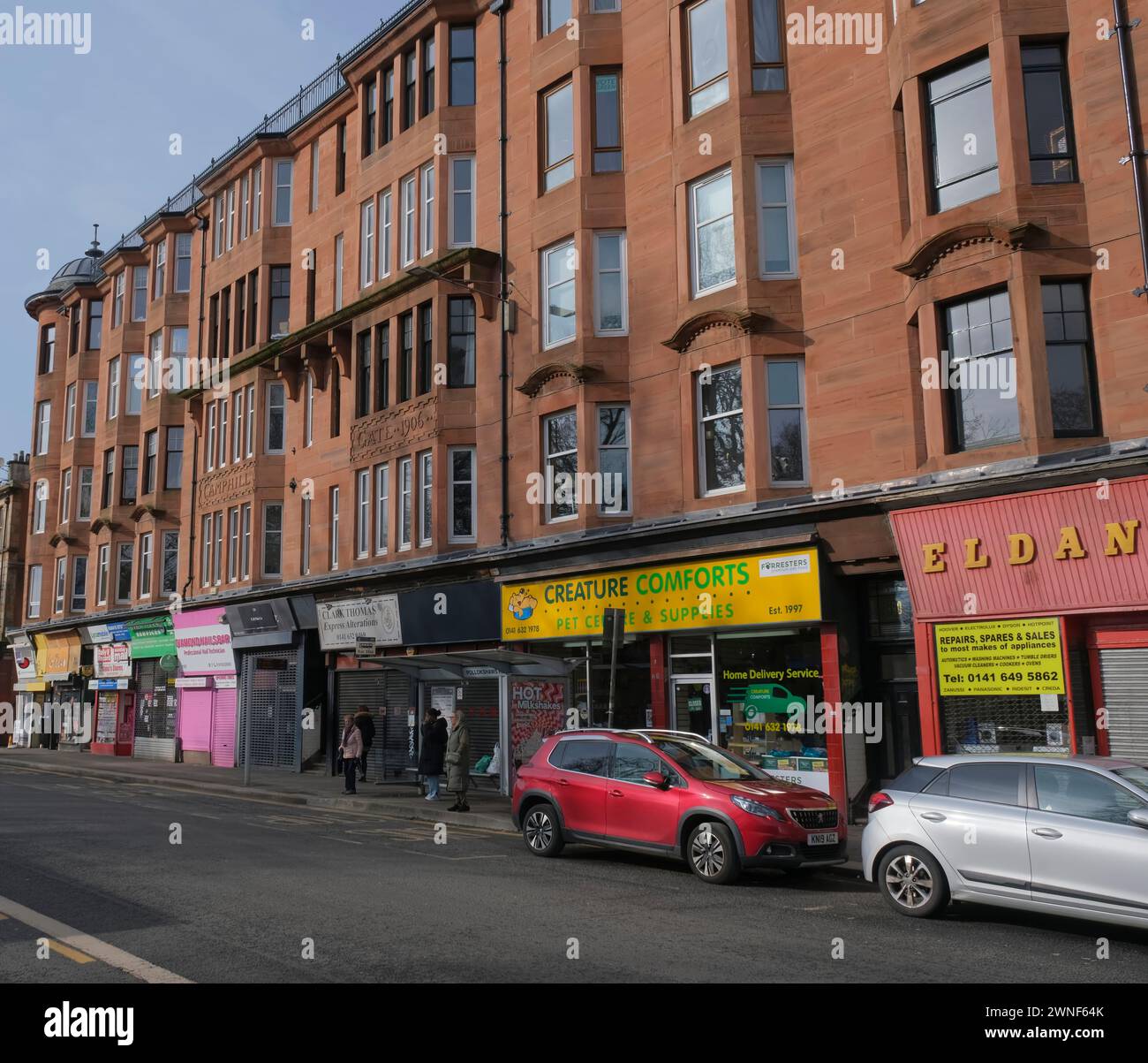 Magasins et immeubles d'habitation, Pollokshaws Road, Shawlands, Glasgow, Écosse, Royaume-Uni Banque D'Images