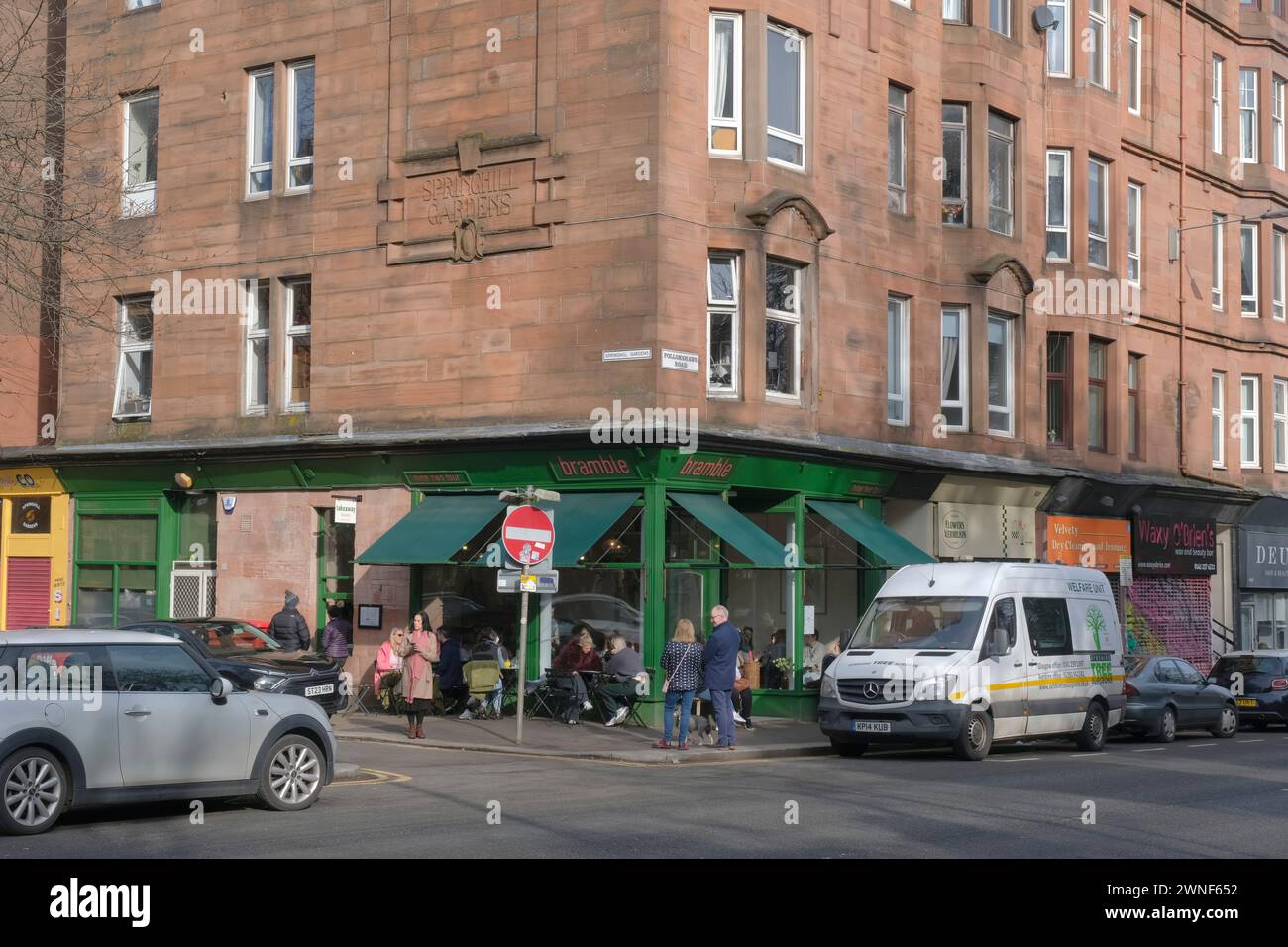 Les gens apprécient un café du dimanche matin au café Bramble, jardins de Springhill, Shawlands, Glasgow, Écosse, Royaume-Uni Banque D'Images