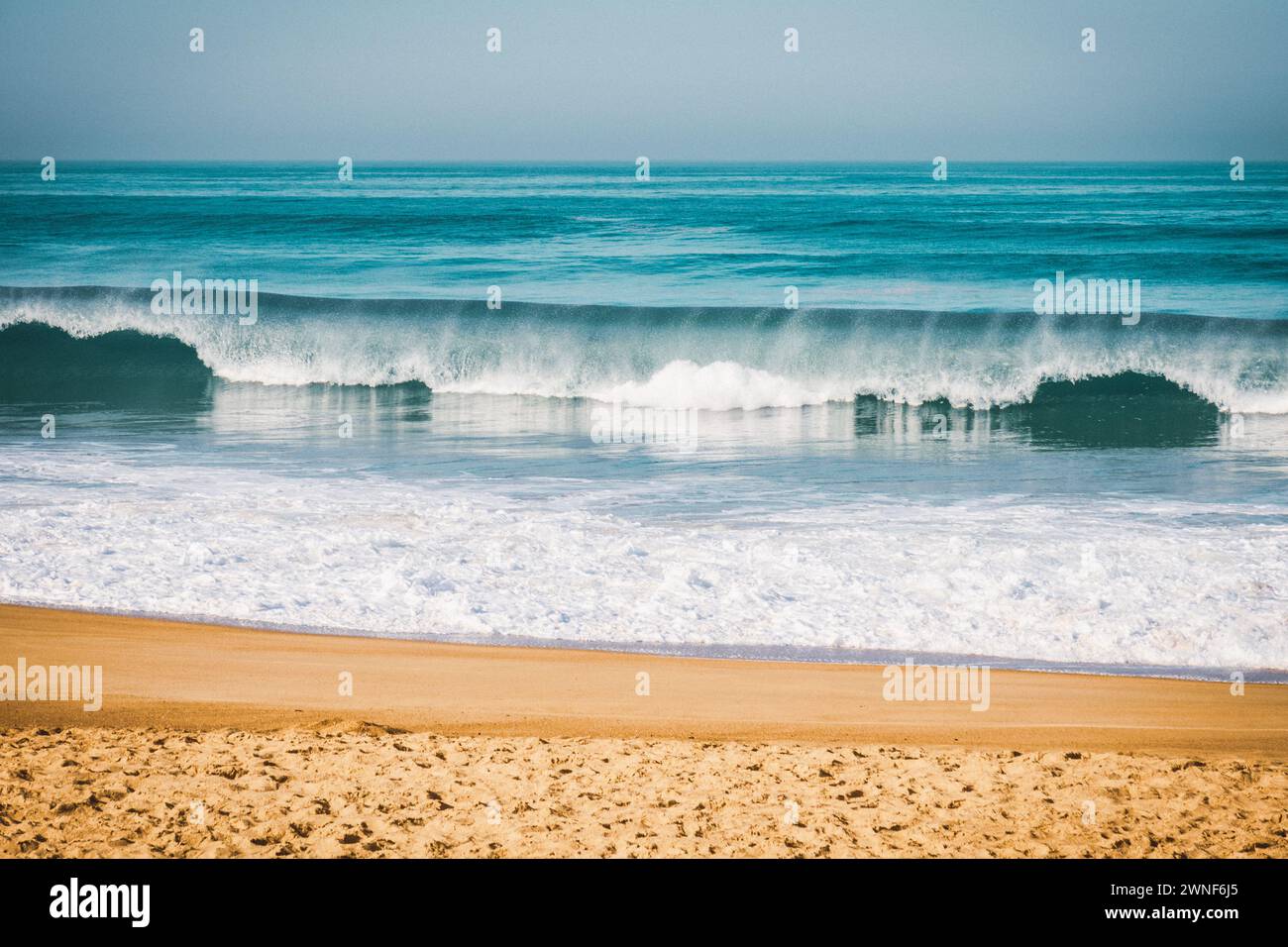 Vague brisant à la plage sur la côte en Bretagne, grain intentionnel Banque D'Images