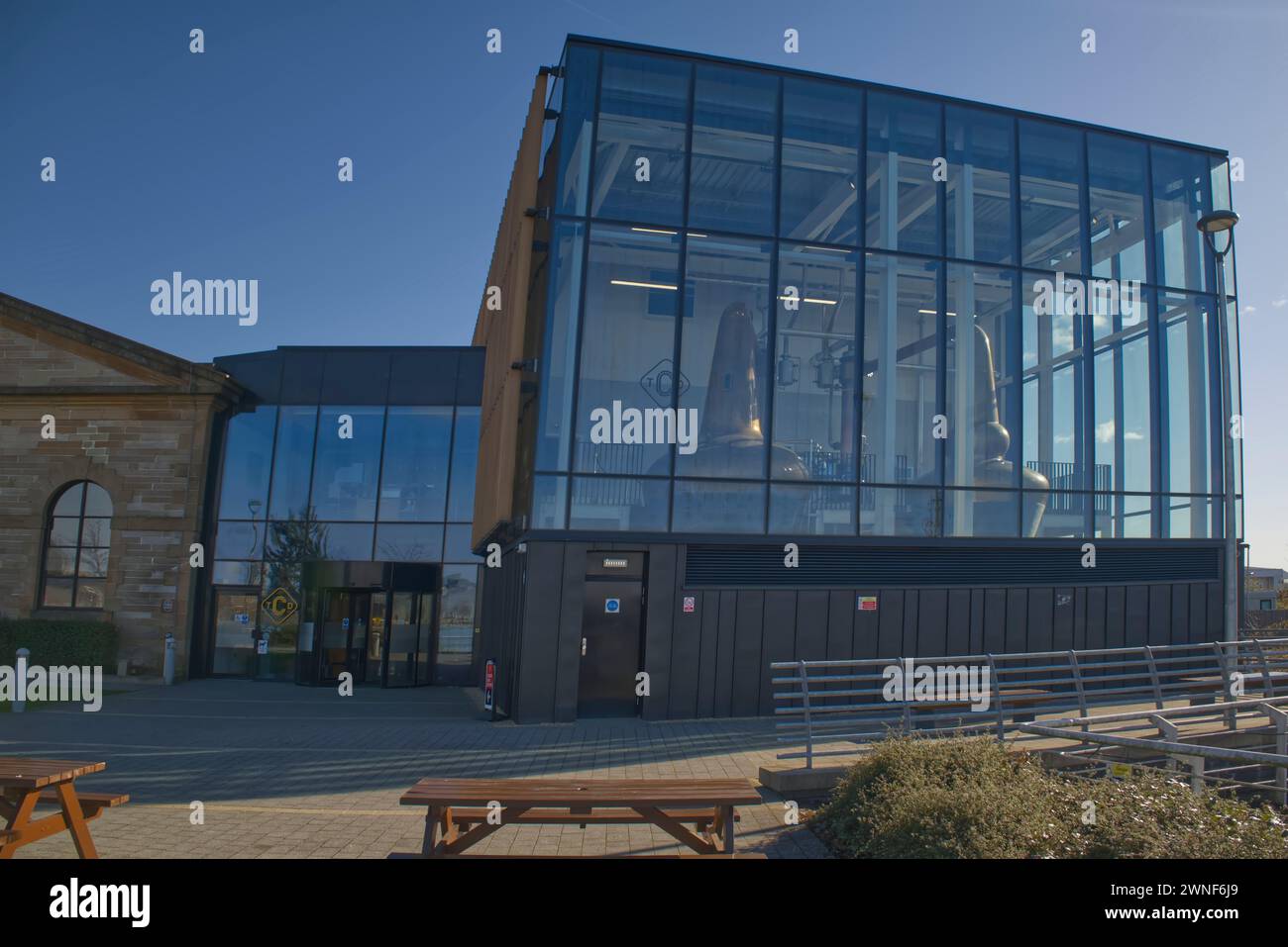 Une nouvelle extension en verre abrite les distillateurs de la distillerie Clydeside, Glasgow, Écosse, Royaume-Uni Banque D'Images