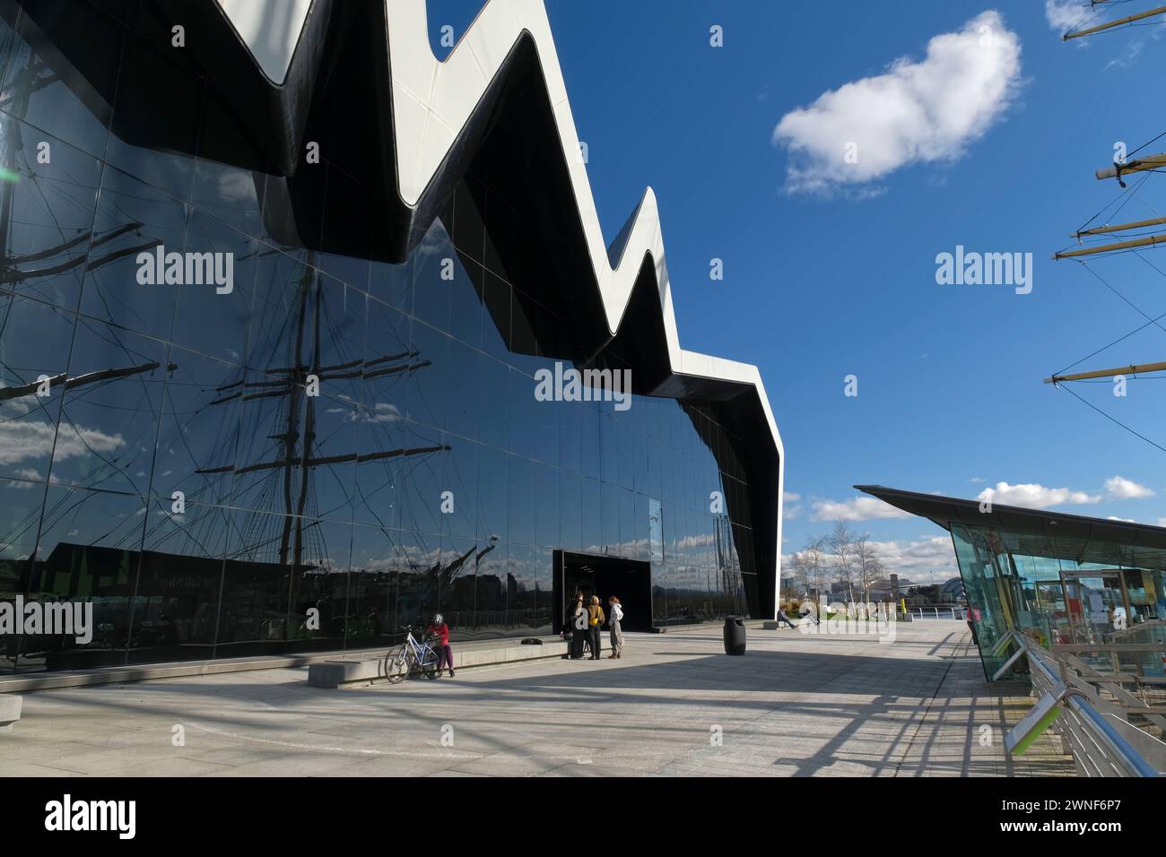 Gréement du grand voilier Glen lee reflété dans le Riverside Museum, Glasgow, Écosse, Royaume-Uni Banque D'Images