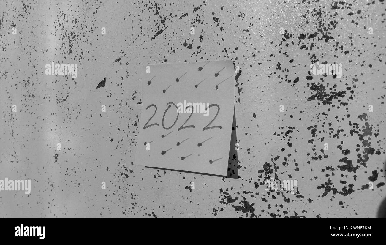 Texte avec les mots '2022' sur une note collée sur le mur Banque D'Images Texte avec les mots '2022' sur une note collée sur le mur Banque D'Images
