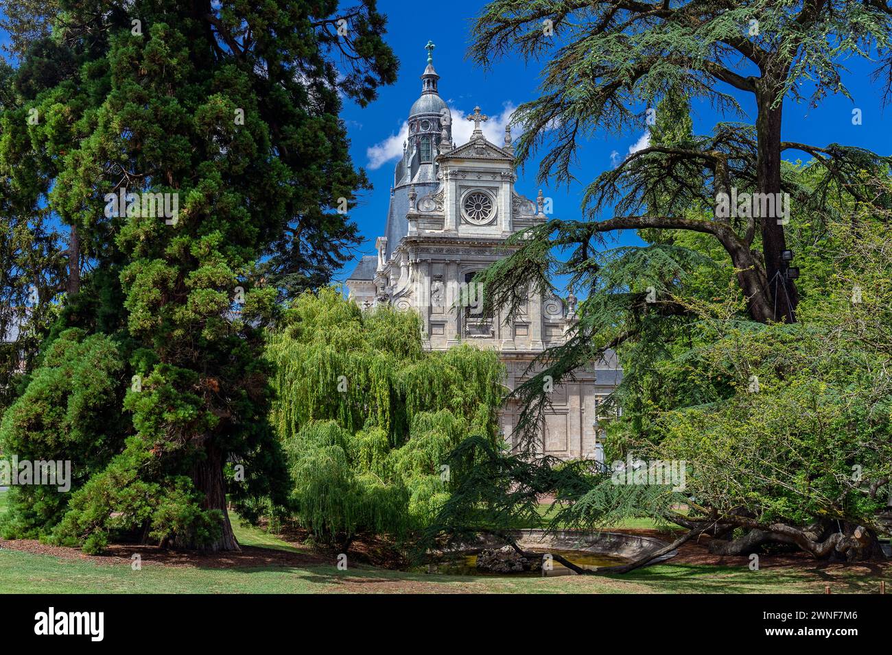 Europe, France, Centre-Val de Loire, Blois, préparé Église Vincent de Paul (Église Saint-Vincent-de-Paul) du jardin Augustin Thierry Banque D'Images