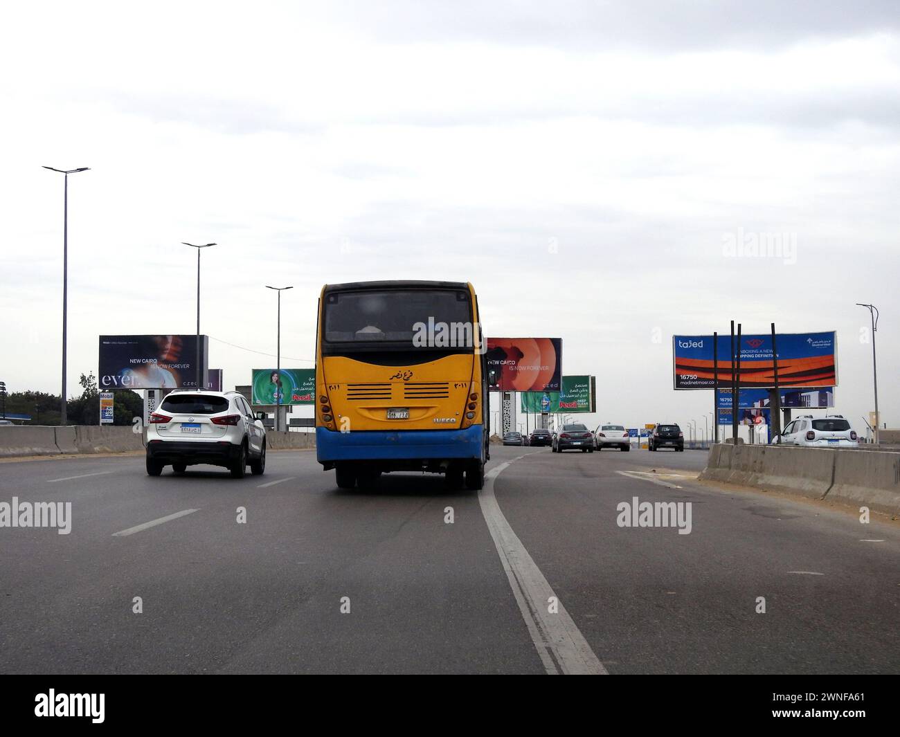 Le Caire, Égypte, 23 février 2024 : un bus égyptien de transport public sur une autoroute, un bus de transport public de tourisme à un niveau CTA CA Banque D'Images