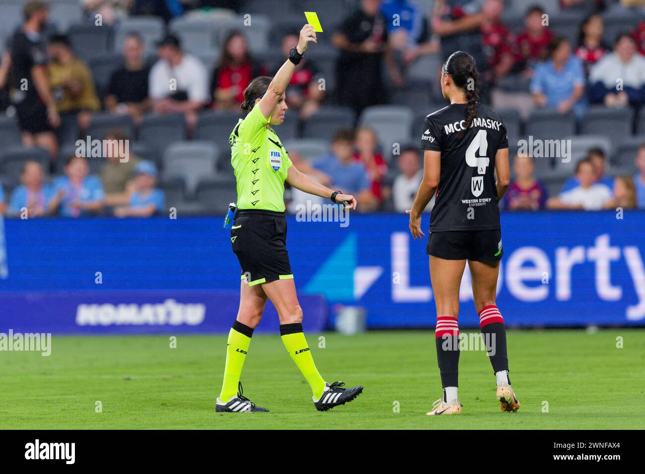 Sydney, Australie. 02 mars 2024. Arbitre, Casey Reibelt remet un carton jaune à Madison McComasky des Wanderers lors du match de A-League Women Rd18 entre Western Sydney Wanderers et Sydney FC au CommBank Stadium le 2 mars 2024 à Sydney, Australie crédit : IOIO IMAGES/Alamy Live News Banque D'Images