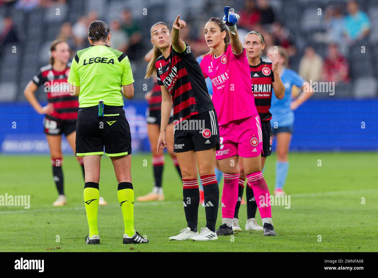 Sydney, Australie. 02 mars 2024. Amy Harrison des Wanderers demande à l'arbitre de regarder le replay à l'écran lors du match de A-League Women Rd18 entre les Wanderers de Western Sydney et le Sydney FC au CommBank Stadium le 2 mars 2024 à Sydney, Australie crédit : IOIO IMAGES/Alamy Live News Banque D'Images