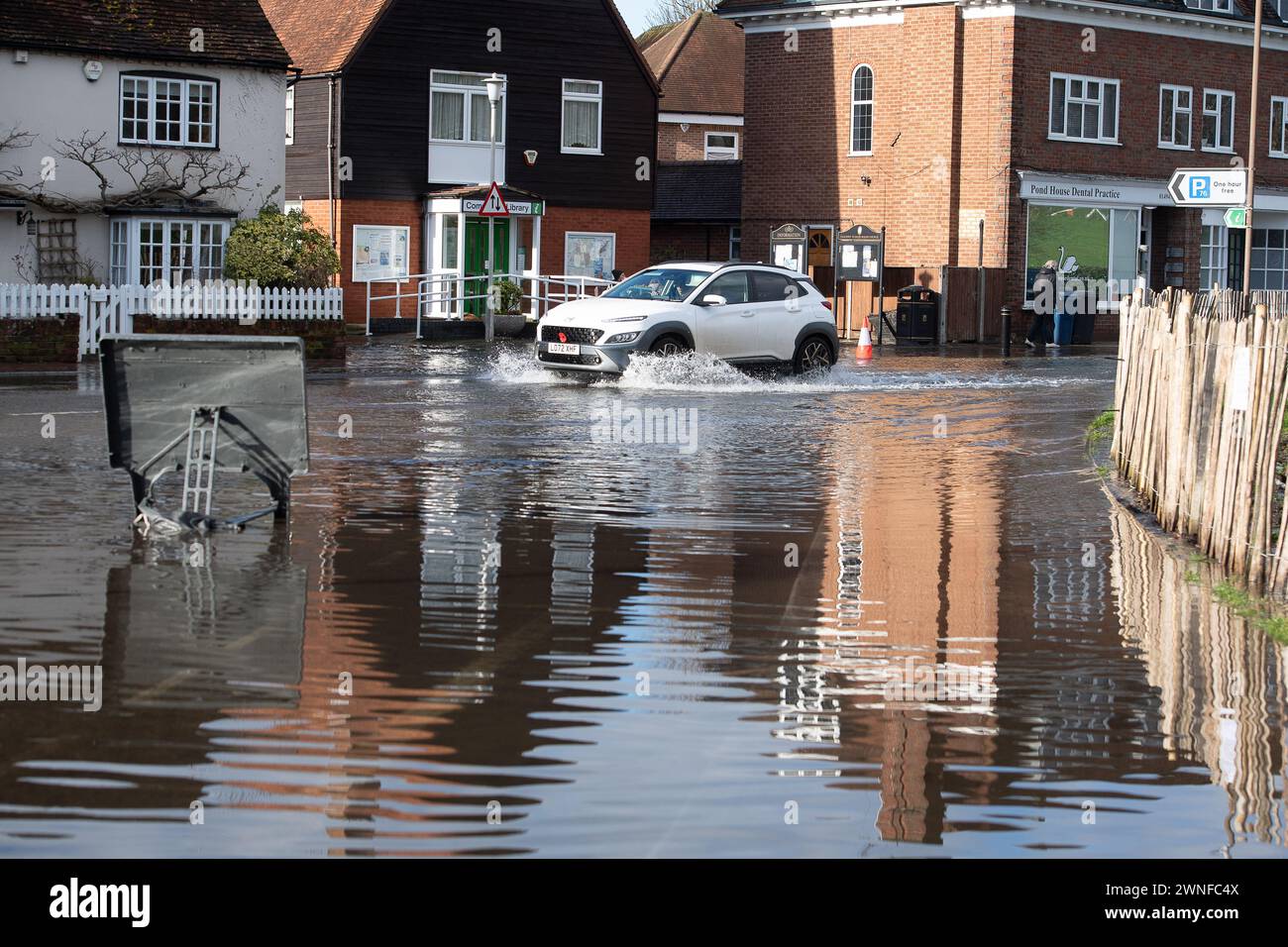 Chalfont St Giles, Buckinghamshire, Royaume-Uni. 2 mars 2024. Inondations dans le village de Chalfont St Giles dans le Buckinghamshire. Bien que le centre du village soit sujet aux inondations en raison de la rivière Misbourne, à proximité, certains résidents croient que l'étendue des inondations au cours des deux derniers mois, peut-être en raison du creusement d'un tunnel HS2 dans l'aquifère calcaire de Chalfont St Giles pour les tunnels de Chiltern à grande vitesse qui déplacent l'eau. Crédit : Maureen McLean/Alamy Live News Banque D'Images