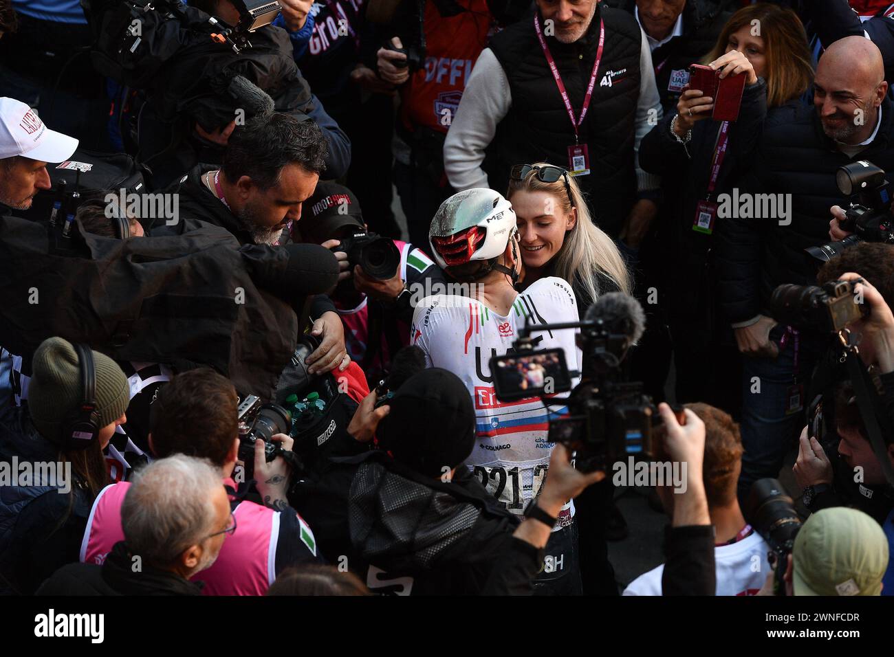 Sienne, Italie. 02 mars 2024. POGACAR Tadej (UAE TEAM EMIRATES) embrasse tes baisers sa petite amie Urska Zigart à l'arrivée la course d'élite masculine de la 'Strade Bianche' (routes blanches)course cycliste d'une journée (215km) de et vers Sienne - Toscane, samedi 2 MARS 2024. Sport - cyclisme . (Photo de Marco Alpozzi/Lapresse) crédit : LaPresse/Alamy Live News Banque D'Images