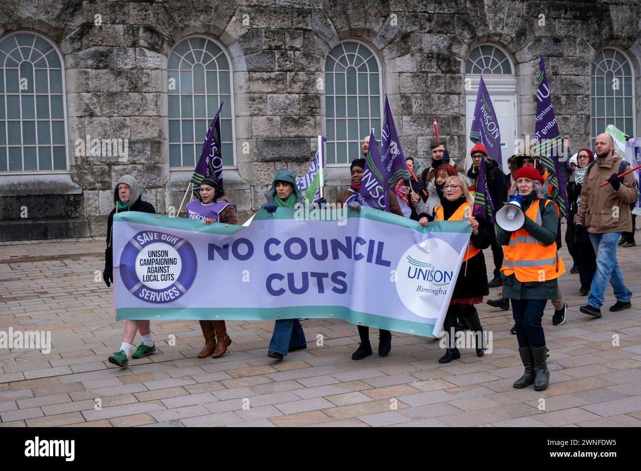 Levez-vous pour la manifestation des services publics contre les coupes du conseil municipal de Birmingham le 2 mars 2024 à Birmingham, au Royaume-Uni. La manifestation a appelé les résidents, les travailleurs et les syndicats de toute la ville à se rassembler contre les compressions dévastatrices du conseil municipal, qui s'élèvent actuellement à environ 376 millions de livres sterling pour les services, ce qui est susceptible d'avoir un impact majeur sur les résidents. Parmi les domaines cités comme sujets à des réductions figurent les services pour la jeunesse, les transports, la collecte des ordures, les bibliothèques et les organisations artistiques. Le conseil travailliste a eu des problèmes financiers de longue date en raison de demandes d'indemnisation pour l'égalité de salaire où les femmes nous Banque D'Images