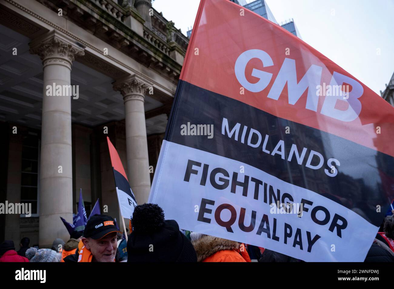 Levez-vous pour la manifestation des services publics contre les coupes du conseil municipal de Birmingham le 2 mars 2024 à Birmingham, au Royaume-Uni. La manifestation a appelé les résidents, les travailleurs et les syndicats de toute la ville à se rassembler contre les compressions dévastatrices du conseil municipal, qui s'élèvent actuellement à environ 376 millions de livres sterling pour les services, ce qui est susceptible d'avoir un impact majeur sur les résidents. Parmi les domaines cités comme sujets à des réductions figurent les services pour la jeunesse, les transports, la collecte des ordures, les bibliothèques et les organisations artistiques. Le conseil travailliste a eu des problèmes financiers de longue date en raison de demandes d'indemnisation pour l'égalité de salaire où les femmes nous Banque D'Images