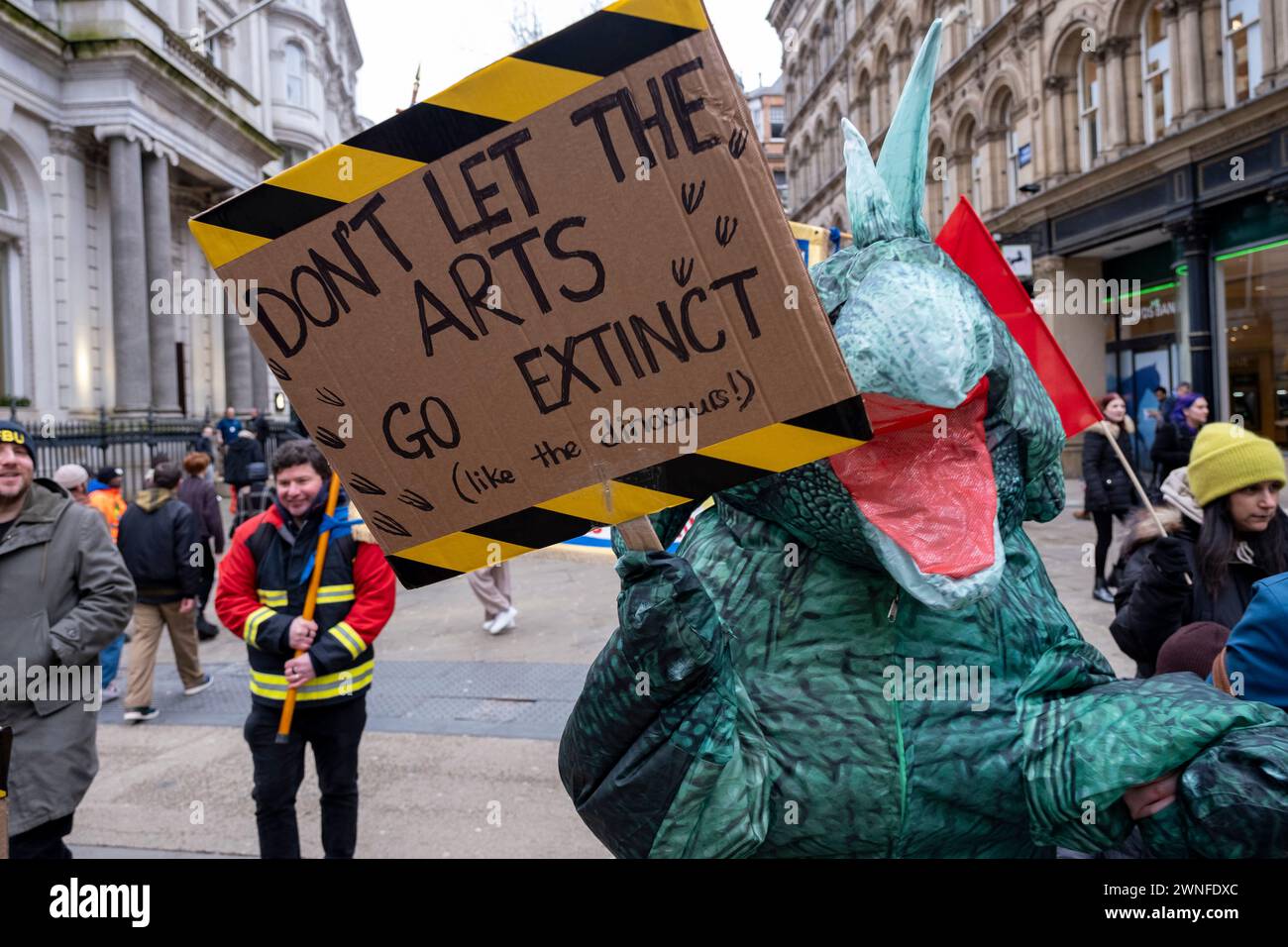 Les manifestants déguisés en dinosaures contre les coupures dans les arts lors de la manifestation "Stand Up for public services" contre les coupures du conseil municipal de Birmingham le 2 mars 2024 à Birmingham, au Royaume-Uni. La manifestation a appelé les résidents, les travailleurs et les syndicats de toute la ville à se rassembler contre les compressions dévastatrices du conseil municipal, qui s'élèvent actuellement à environ 376 millions de livres sterling pour les services, ce qui est susceptible d'avoir un impact majeur sur les résidents. Parmi les domaines cités comme sujets à des réductions figurent les services pour la jeunesse, les transports, la collecte des ordures, les bibliothèques et les organisations artistiques. Le conseil travailliste a eu de longue date f Banque D'Images