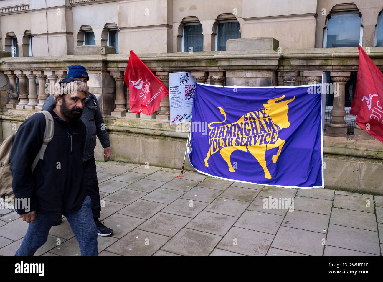 Levez-vous pour la manifestation des services publics contre les coupes du conseil municipal de Birmingham le 2 mars 2024 à Birmingham, au Royaume-Uni. La manifestation a appelé les résidents, les travailleurs et les syndicats de toute la ville à se rassembler contre les compressions dévastatrices du conseil municipal, qui s'élèvent actuellement à environ 376 millions de livres sterling pour les services, ce qui est susceptible d'avoir un impact majeur sur les résidents. Parmi les domaines cités comme sujets à des réductions figurent les services pour la jeunesse, les transports, la collecte des ordures, les bibliothèques et les organisations artistiques. Le conseil travailliste a eu des problèmes financiers de longue date en raison de demandes d'indemnisation pour l'égalité de salaire où les femmes nous Banque D'Images