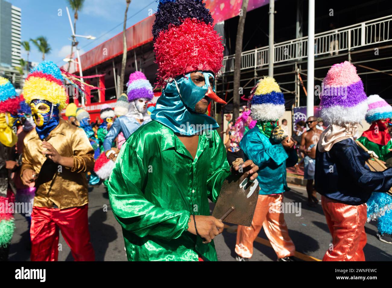 Salvador, Bahia, Brésil - 03 février 2024 : des musiciens du groupe folklorique Zambiapunga jouent et dansent pendant le pré-carnaval de Fuzue Banque D'Images