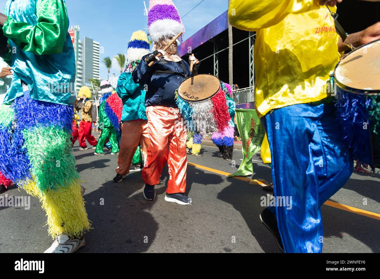Salvador, Bahia, Brésil - 03 février 2024 : des musiciens du groupe folklorique Zambiapunga jouent et dansent pendant le pré-carnaval de Fuzue Banque D'Images