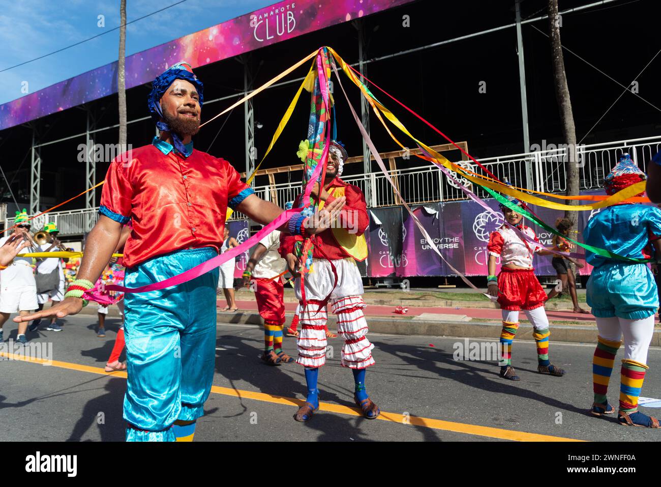Salvador, Bahia, Brésil - 03 février 2024 : un groupe culturel parcourt pendant le pré-carnaval Fuzue dans la ville de Salvador, Bahia. Banque D'Images