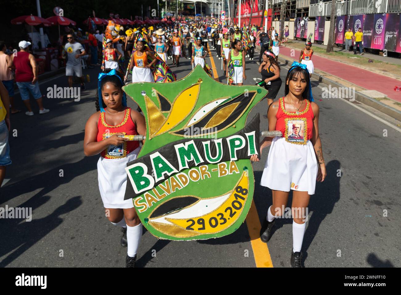 Salvador, Bahia, Brésil - 03 février 2024 : un groupe culturel parcourt pendant le pré-carnaval Fuzue dans la ville de Salvador, Bahia. Banque D'Images
