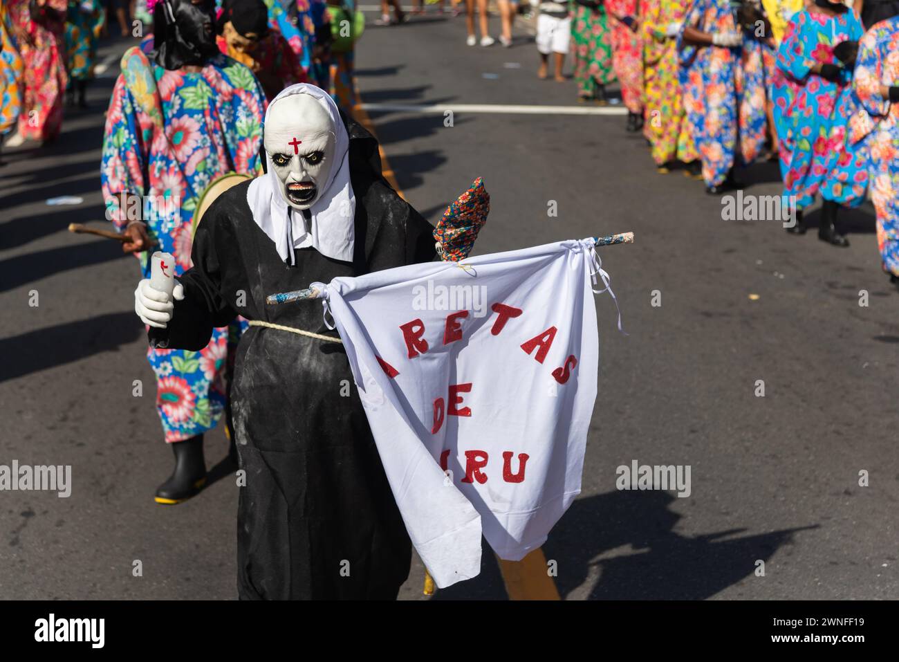 Salvador, Bahia, Brésil - 03 février 2024 : un groupe culturel se produit pendant le pré-carnaval Fuzue dans la ville de Salvador, Bahia. Banque D'Images