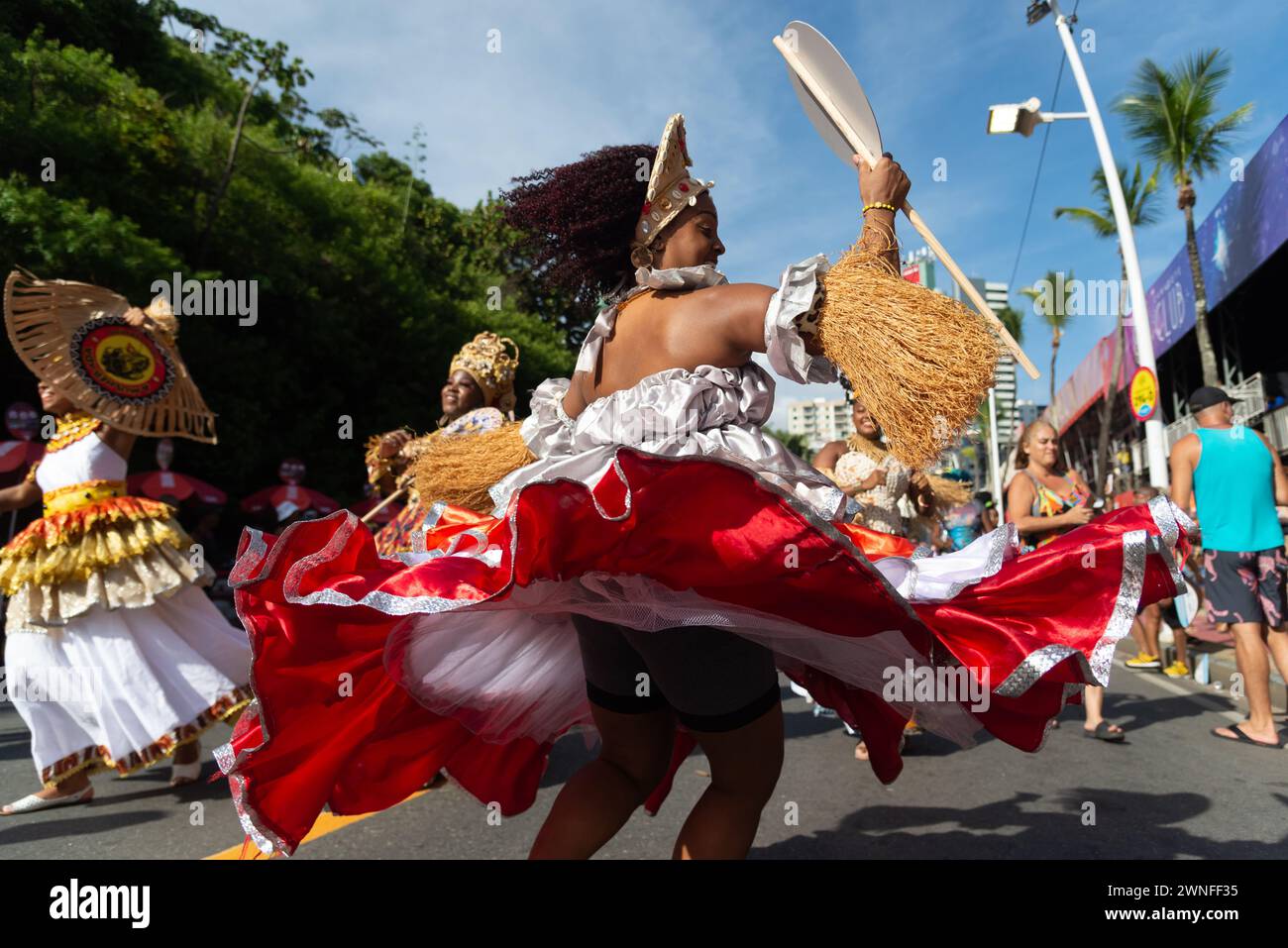 Salvador, Bahia, Brésil - 03 février 2024 : un groupe culturel parcourt pendant le pré-carnaval Fuzue dans la ville de Salvador, Bahia. Banque D'Images