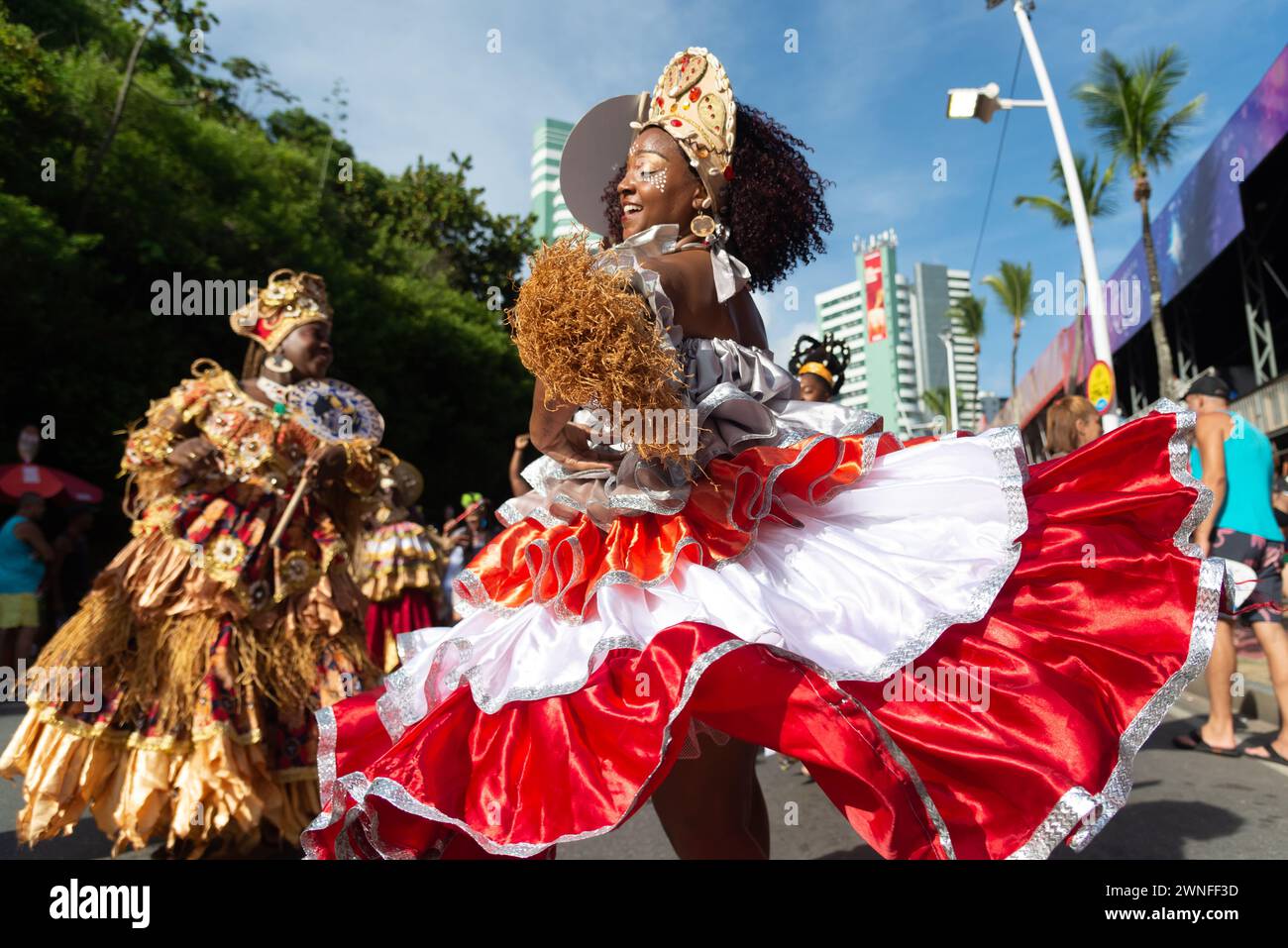 Salvador, Bahia, Brésil - 03 février 2024 : un groupe culturel se produit pendant le pré-carnaval Fuzue dans la ville de Salvador, Bahia. Banque D'Images