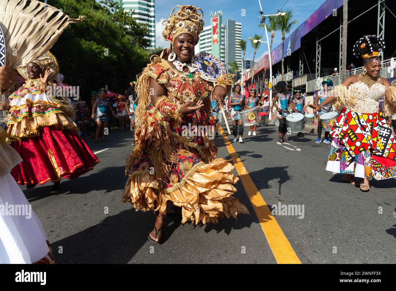 Salvador, Bahia, Brésil - 03 février 2024 : un groupe culturel parcourt pendant le pré-carnaval Fuzue dans la ville de Salvador, Bahia. Banque D'Images