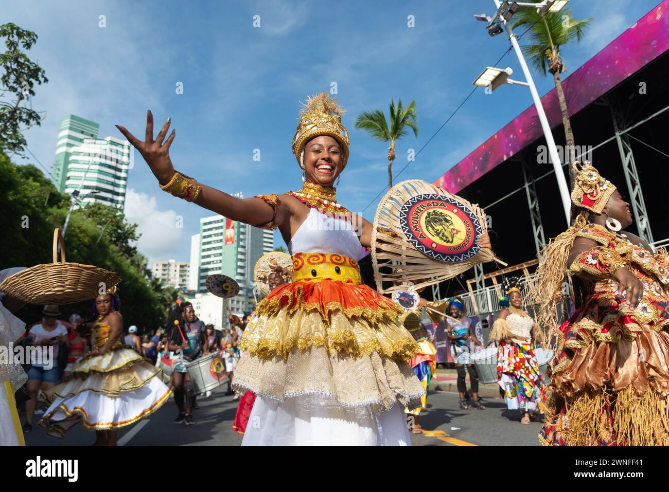 Salvador, Bahia, Brésil - 03 février 2024 : un groupe culturel se produit pendant le pré-carnaval Fuzue dans la ville de Salvador, Bahia. Banque D'Images