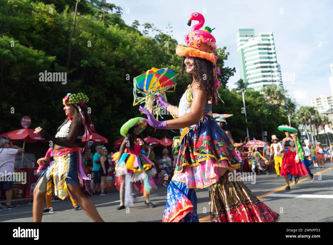 Salvador, Bahia, Brésil - 03 février 2024 : un groupe culturel parcourt pendant le pré-carnaval Fuzue dans la ville de Salvador, Bahia. Banque D'Images