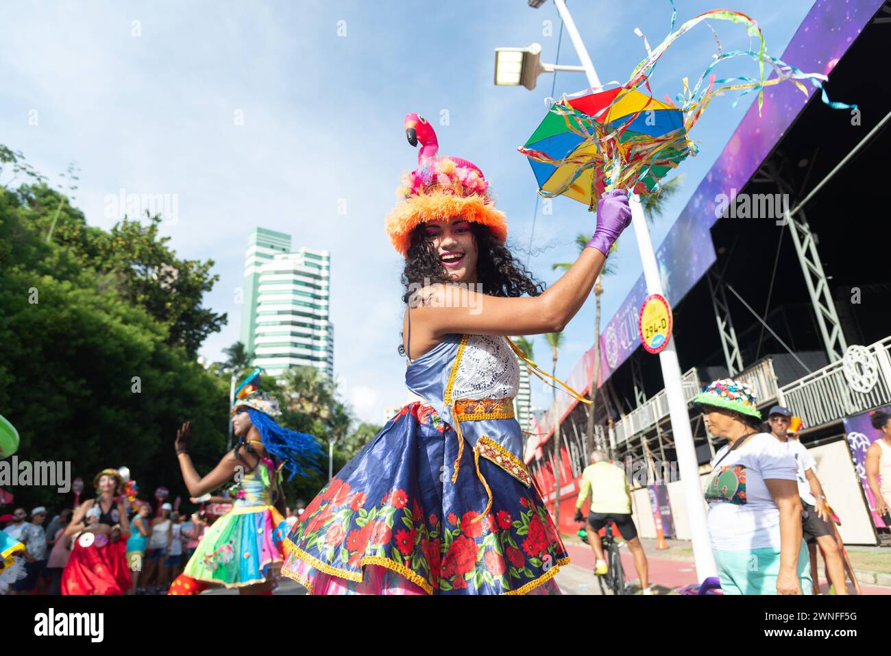 Salvador, Bahia, Brésil - 03 février 2024 : un groupe culturel parcourt pendant le pré-carnaval Fuzue dans la ville de Salvador, Bahia. Banque D'Images