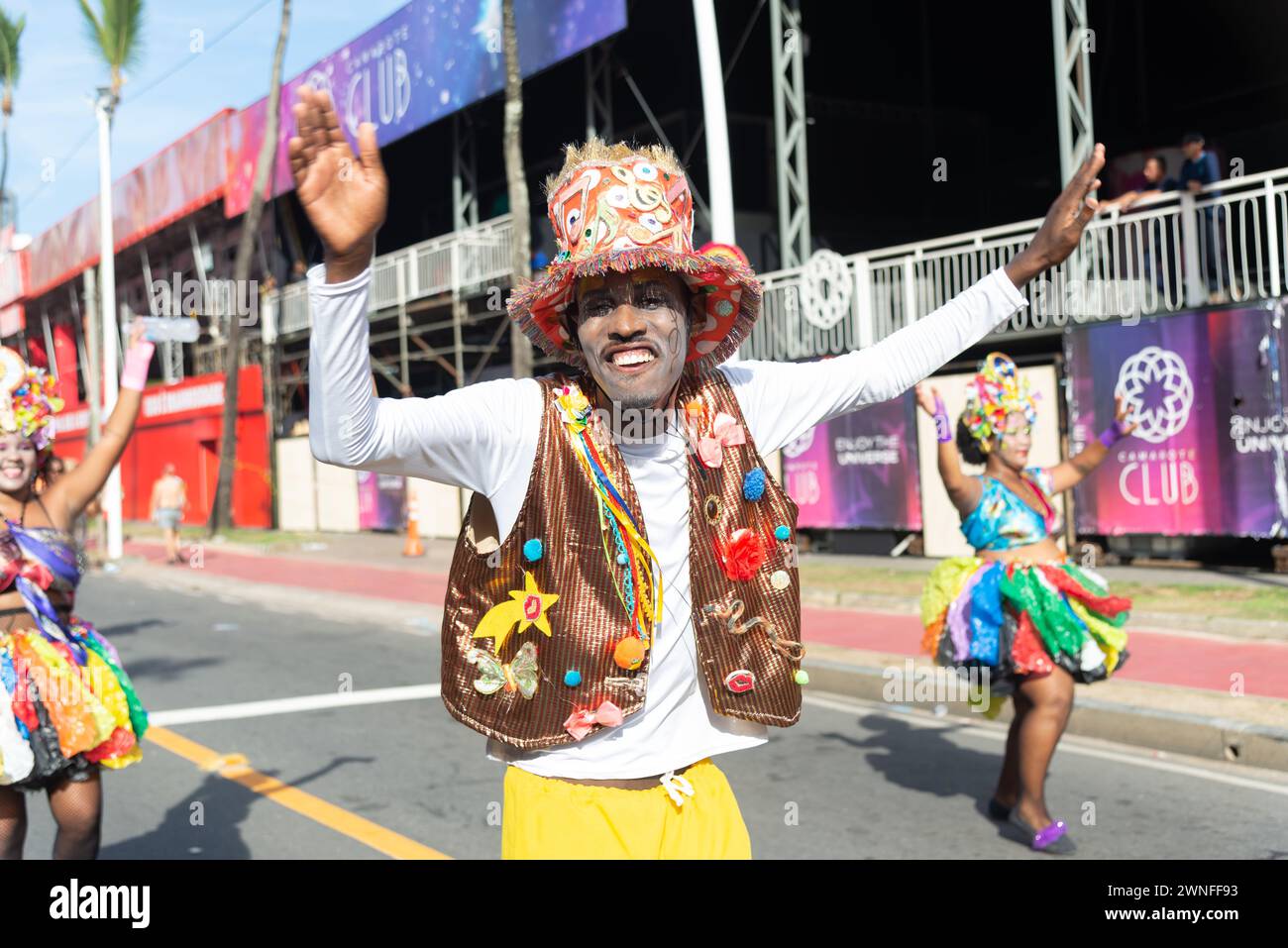 Salvador, Bahia, Brésil - 03 février 2024 : un groupe culturel parcourt pendant le pré-carnaval Fuzue dans la ville de Salvador, Bahia. Banque D'Images