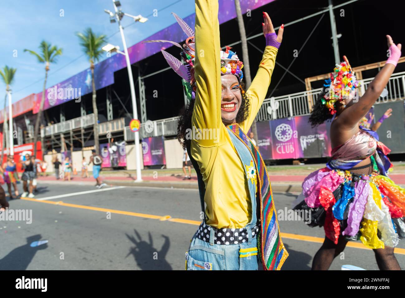 Salvador, Bahia, Brésil - 03 février 2024 : un groupe culturel parcourt pendant le pré-carnaval Fuzue dans la ville de Salvador, Bahia. Banque D'Images