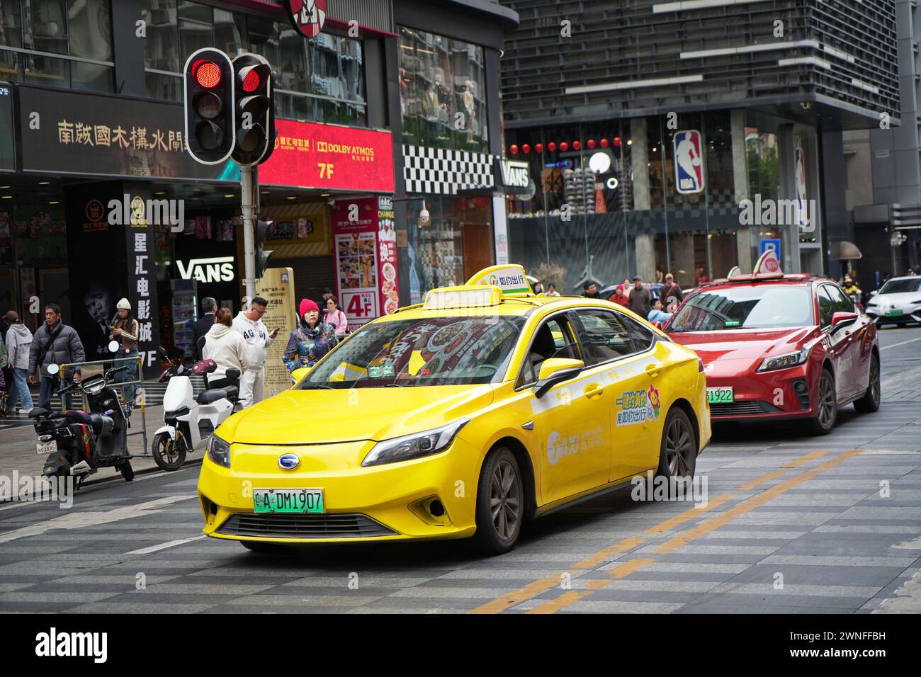 GUANGZHOU, CHINE - 22 février 2024 : électrification des flottes de taxis à GUANGZHOU, tous les taxis de la ville fonctionnent sur la nouvelle énergie Banque D'Images