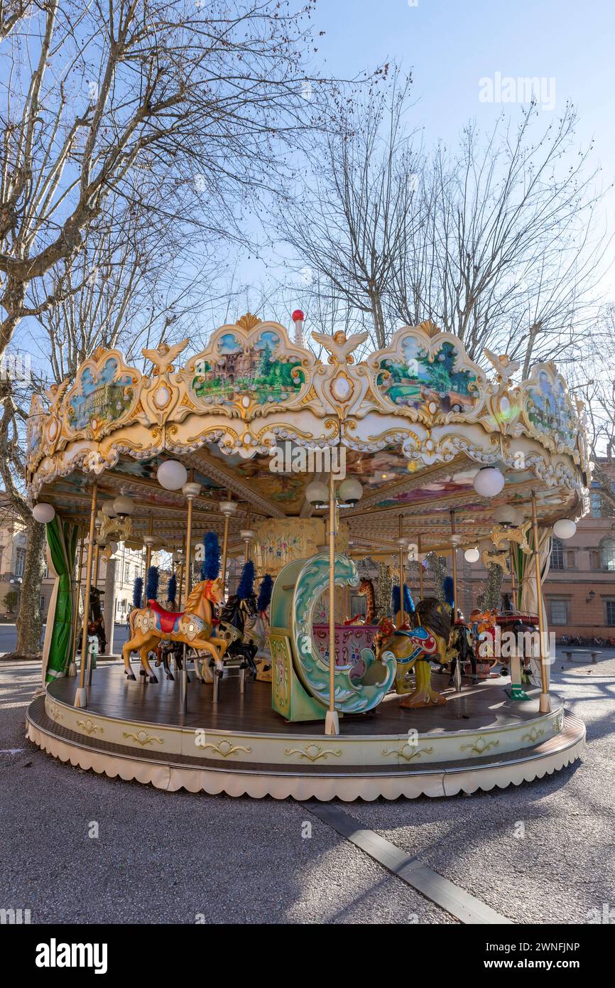 Carrousel coloré sur la Piazza Napoleone dans le centre historique de Lucques, Italie Banque D'Images