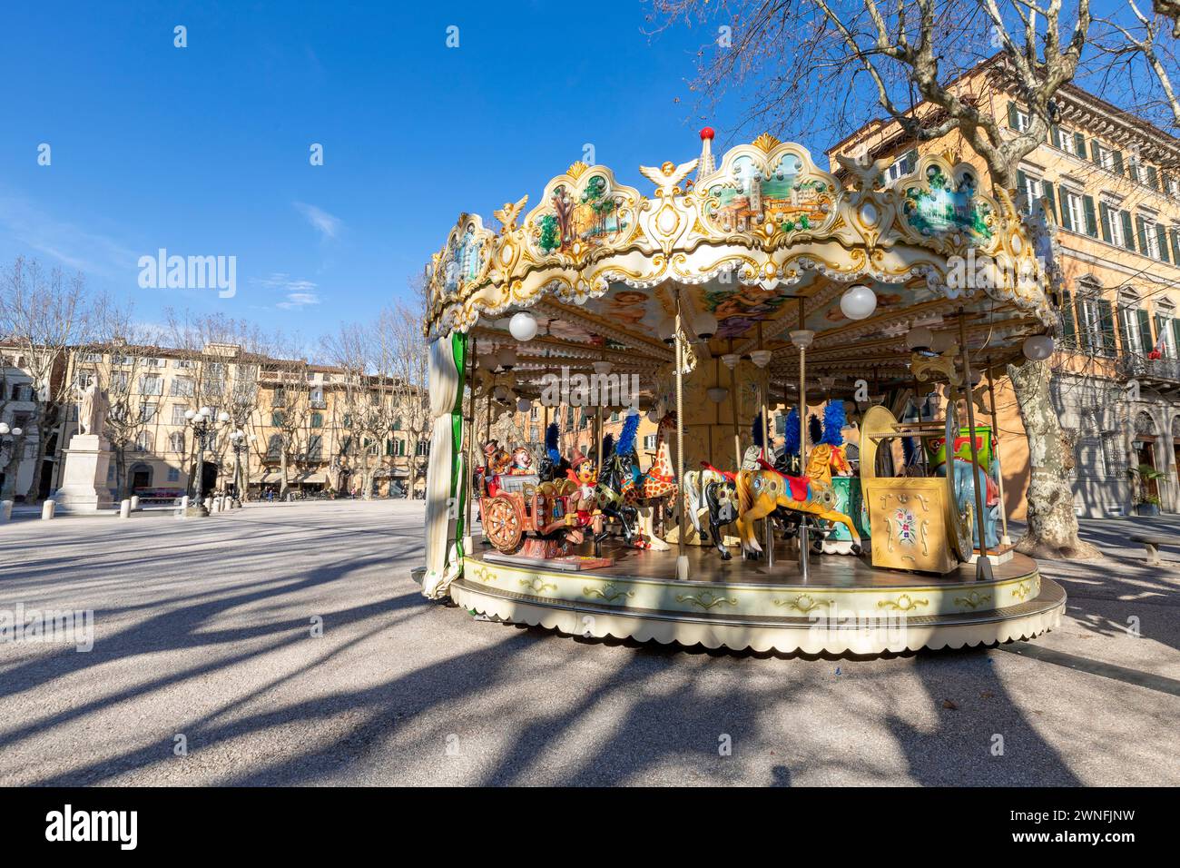 Carrousel coloré sur la Piazza Napoleone dans le centre historique de la ville médiévale de Lucques, en Italie Banque D'Images