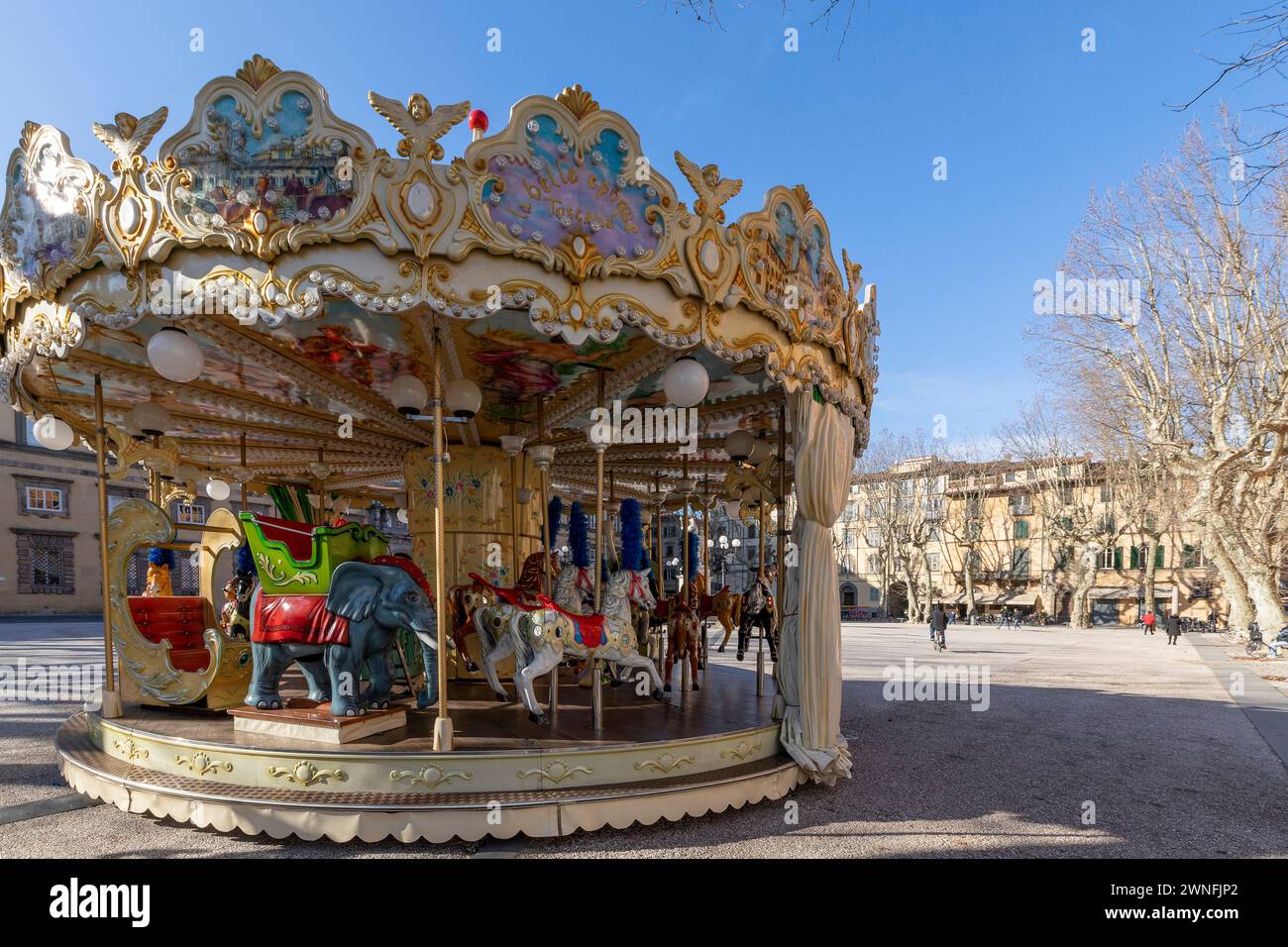 Carrousel coloré sur la Piazza Napoleone dans le centre historique de la ville médiévale de Lucques, en Italie Banque D'Images