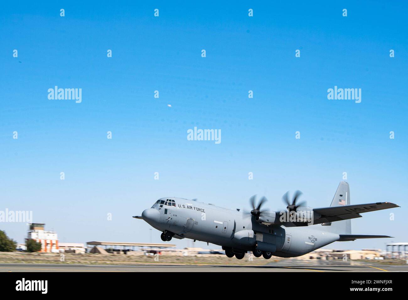 Un C-130J Super Hercules de l’armée de l’air américaine chargé d’aide humanitaire à destination du parachutage aérien au-dessus de Gaza décolle d’un endroit non divulgué en Asie du Sud-Ouest, le samedi 2 mars 2024. Le commandement central des États-Unis soutient régulièrement les partenaires interagences du gouvernement américain en acheminant de l'aide humanitaire dans toute la région. La capacité de mobilité mondiale rapide de l'US Air Force permet l'acheminement rapide de fournitures vitales vers Gaza. Photo via US Air Force courtoisie/UPI crédit : UPI/Alamy Live News Banque D'Images