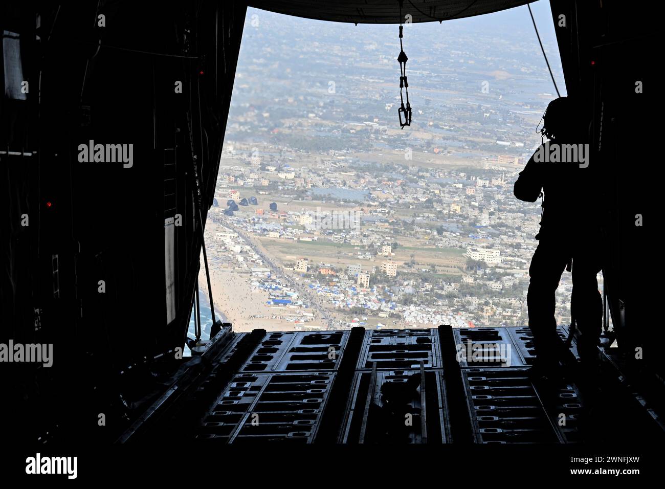 Un C-130J Super Hercules de l'armée de l'air américaine effectue un parachute d'aide humanitaire au-dessus de Gaza, le samedi 2 mars 2024. L'aide humanitaire comprend plus de 72 paquets de nourriture et d'eau, qui fournissent plus de 50 000 repas aux civils qui ont le plus besoin d'aide en raison du conflit en cours dans la région. Le Commandement central des États-Unis et les États-Unis se sont engagés à soutenir la mission d’aide humanitaire auprès de la population de Gaza. Photo via US Air Force courtoisie/UPI crédit : UPI/Alamy Live News Banque D'Images