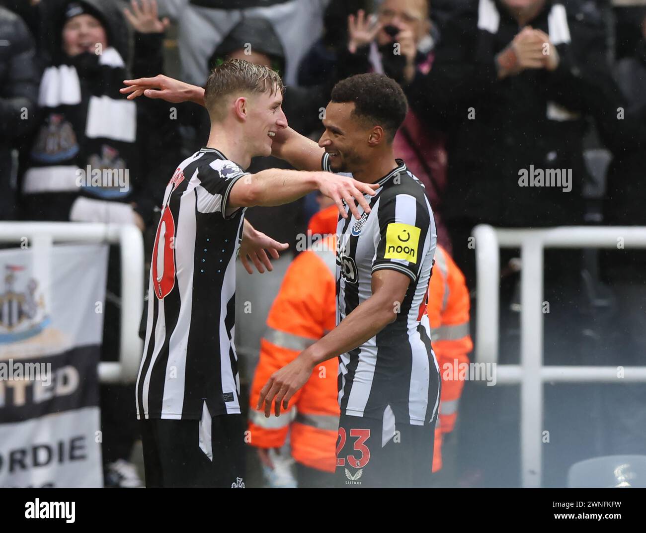 Newcastle upon Tyne, Royaume-Uni. 2 mars 2024. Anthony Gordon de Newcastle United célèbre son score contre Wolverhampton Wanderers lors du match de premier League James' Park, Newcastle upon Tyne. Le crédit photo devrait se lire : Nigel Roddis/Sportimage crédit : Sportimage Ltd/Alamy Live News Banque D'Images