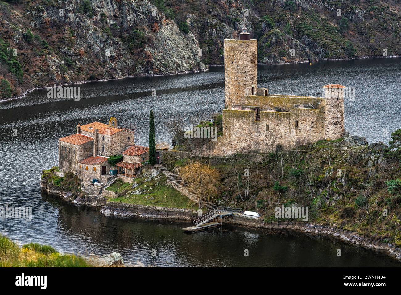 Situé sur la commune de Saint-Just-Saint-Rambert, le Château de Grangent est situé sur une petite île dans le lac du même nom. France Banque D'Images