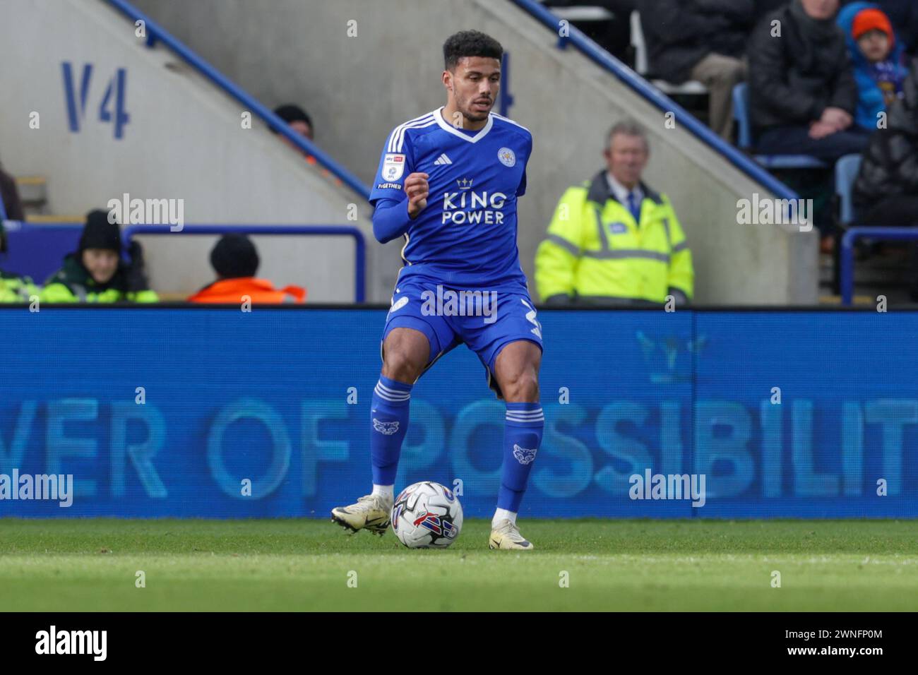 James Justin de Leicester City lors de la première moitié du Sky Bet Championship match entre Leicester City et Queens Park Rangers au King Power Stadium, Leicester le samedi 2 mars 2024. (Photo : John Cripps | mi News) crédit : MI News & Sport /Alamy Live News Banque D'Images