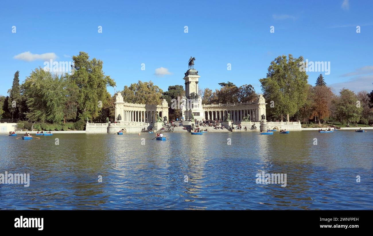 Madrid, Espagne - Nov 02, 2012 - les touristes apprécient la journée ensoleillée de promenade et de navigation de plaisance devant le Monument à Alfonso XII dans le Parque del Buen Retir Banque D'Images Madrid, Espagne - Nov 02, 2012 - les touristes apprécient la journée ensoleillée de promenade et de navigation de plaisance devant le Monument à Alfonso XII dans le Parque del Buen Retir Banque D'Images