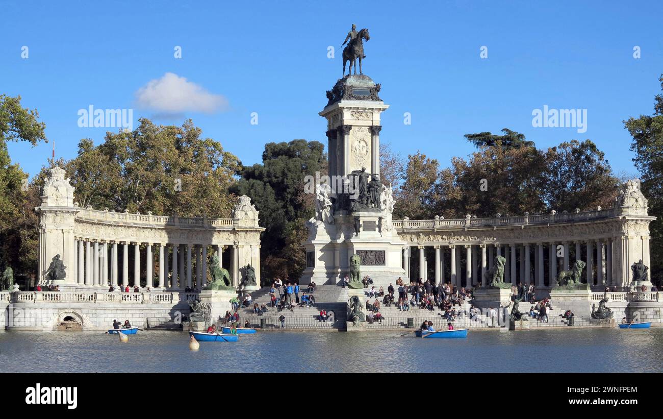 Madrid, Espagne - Nov 02, 2012 - les touristes apprécient la journée ensoleillée de promenade et de navigation de plaisance devant le Monument à Alfonso XII dans le Parque del Buen Retir Banque D'Images Madrid, Espagne - Nov 02, 2012 - les touristes apprécient la journée ensoleillée de promenade et de navigation de plaisance devant le Monument à Alfonso XII dans le Parque del Buen Retir Banque D'Images