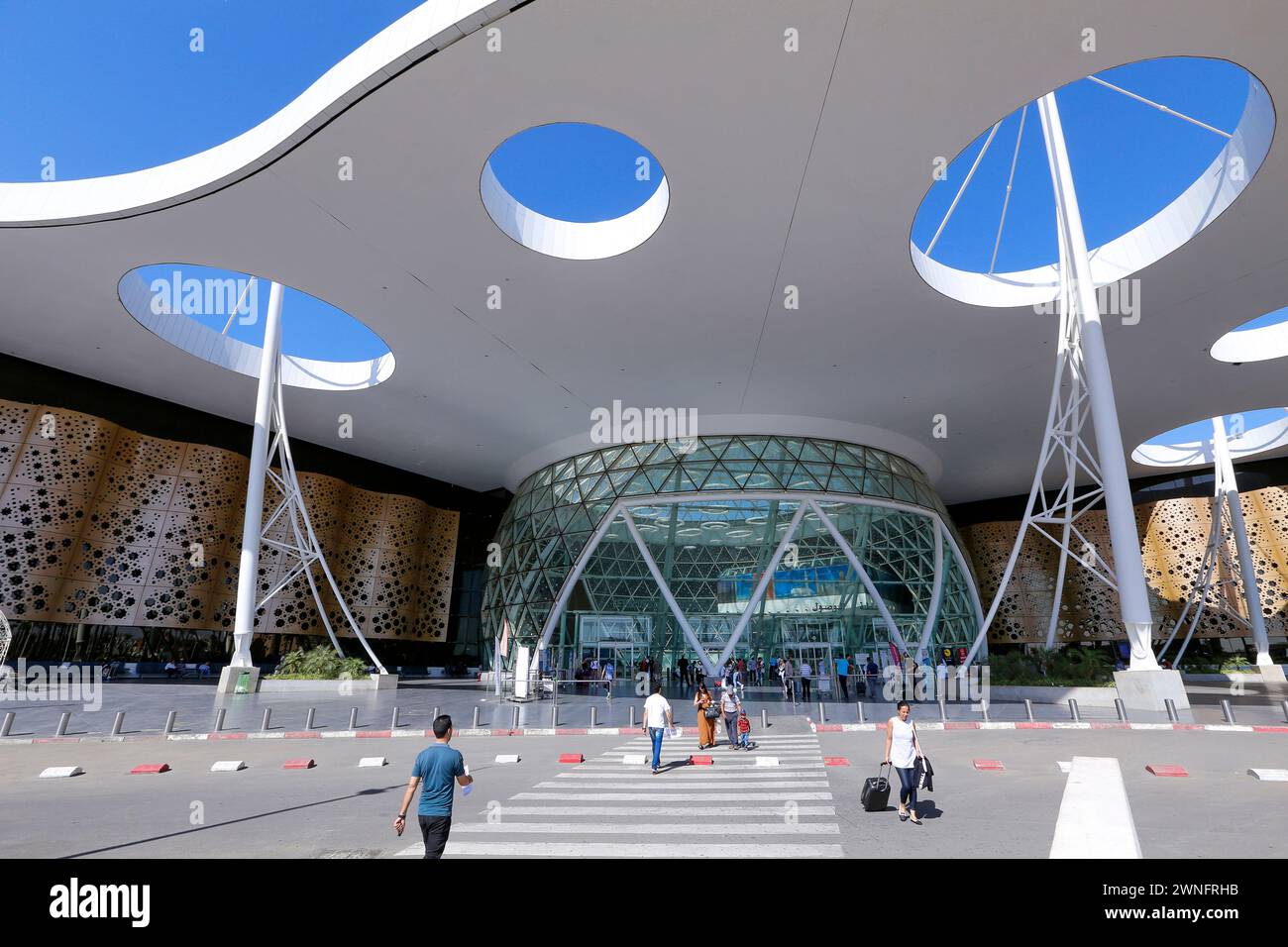 Marrakech, Maroc - 26 mai 2019 - les gens marchent devant la façade moderne de l'aeroport Marrakech Menara dans la région de Tensift-El Haouz. Banque D'Images