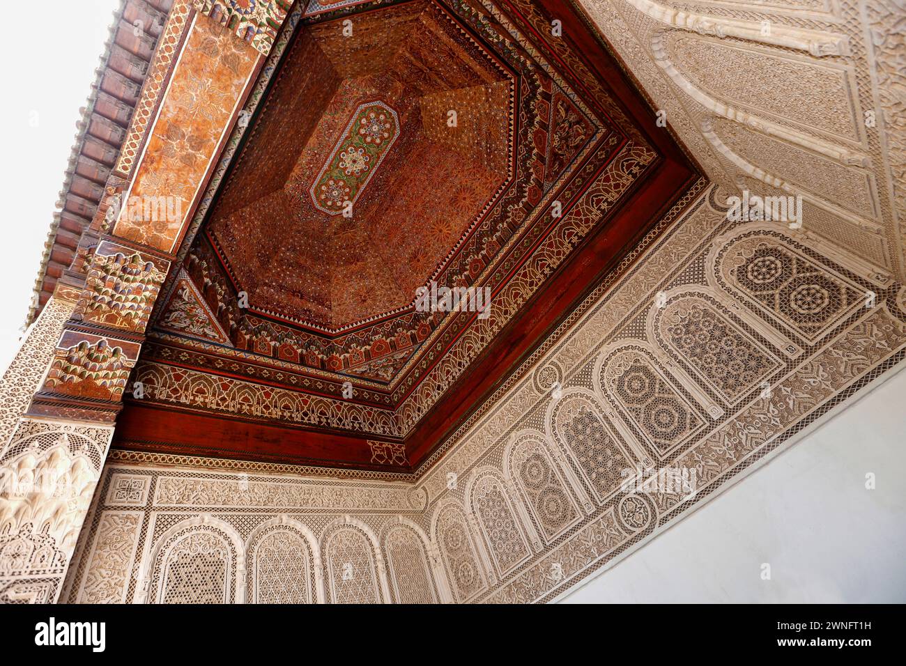 Marrakech, Maroc - 27 mai 2019 : plafond décoré de bois sculpté sur Palace Bahia, lieu touristique dans la vieille ville de Marrakech, Maroc Banque D'Images