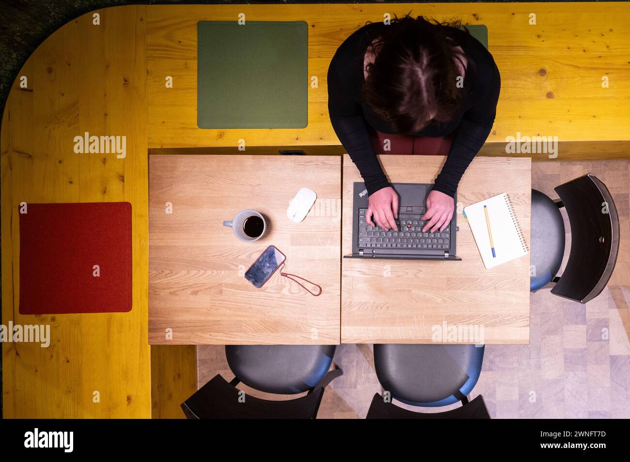 Dresde, Allemagne. 02 mars 2024. Une femme est assise à la table de la cuisine dans son bureau à domicile et travaille sur un ordinateur portable (scène mise en scène). Crédit : Sebastian Kahnert/dpa/Alamy Live News Banque D'Images
