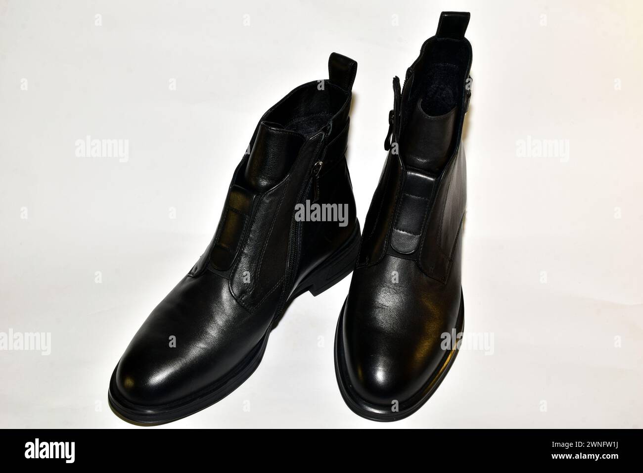 Demi-bottes pour femme, demi-saison, en cuir, couleur foncée, vue de dessus. Banque D'Images