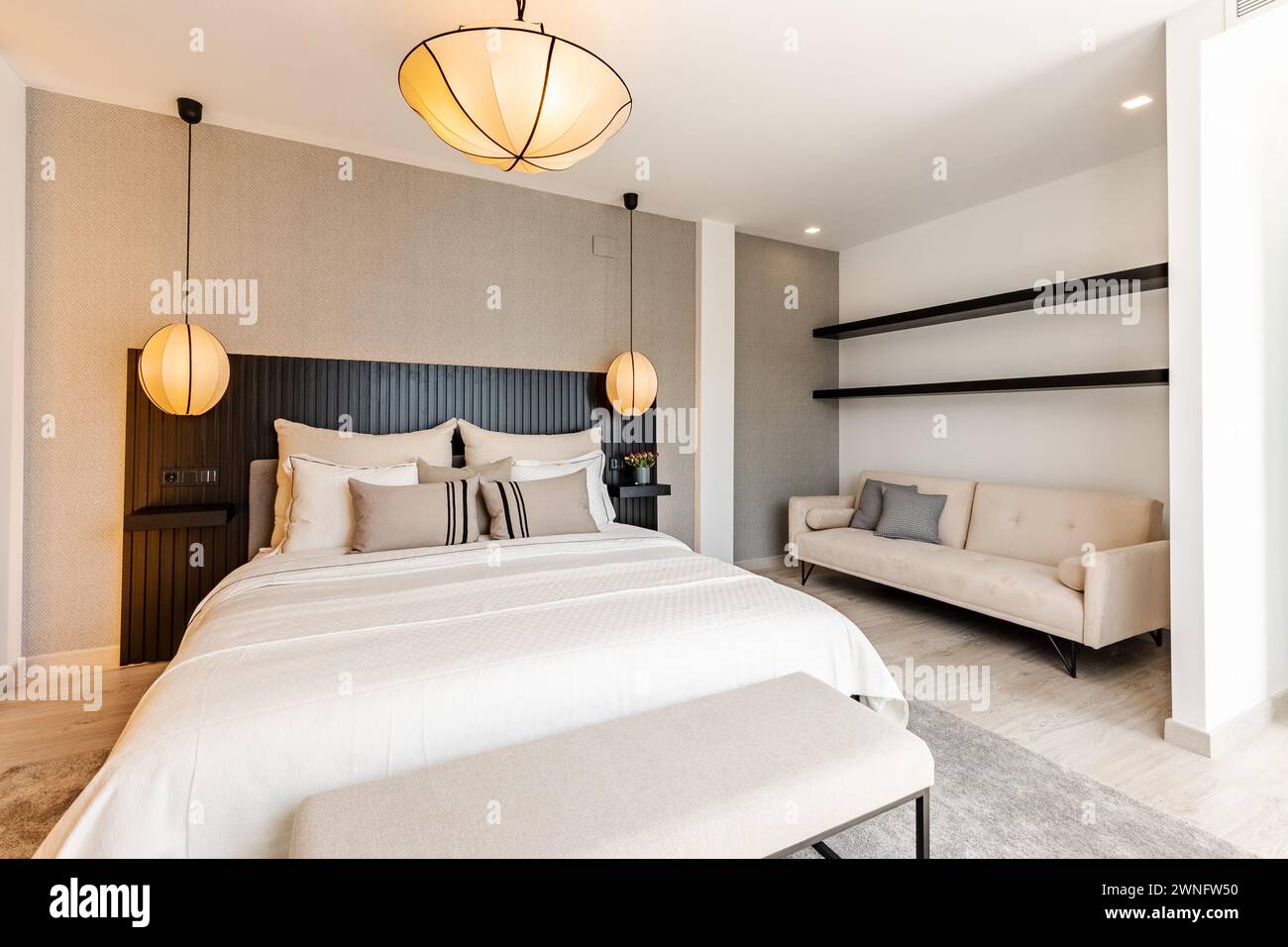 une image d'un lit fraîchement fait de la chambre principale de l'immobilier méditerranéen Banque D'Images