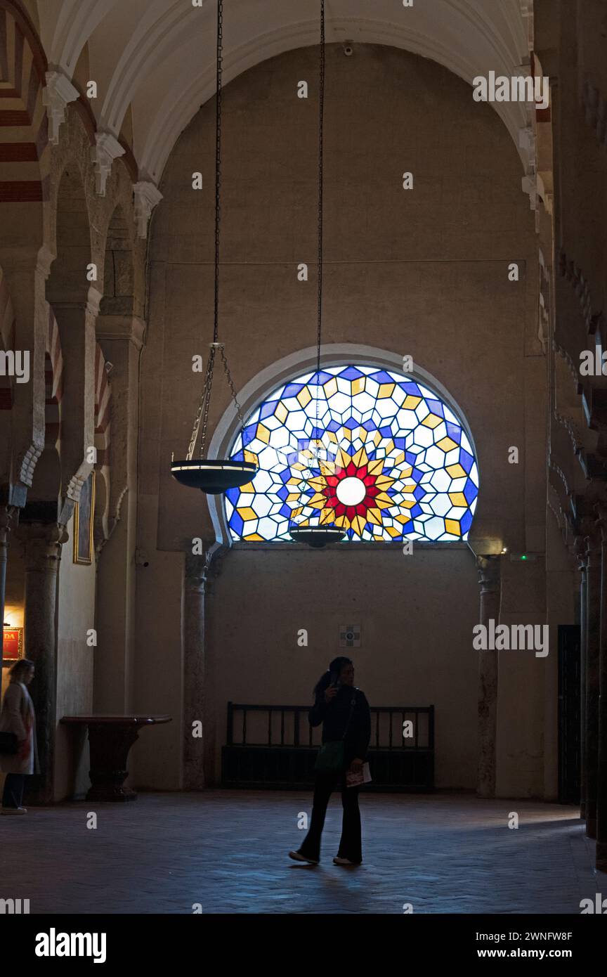 Mosquée / Cathédrale de Cordoue sur un mur de l'immense salle de prière se trouve un grand vitrail circulaire à la mosquée-Cathédrale de Cordoue à Andal Banque D'Images