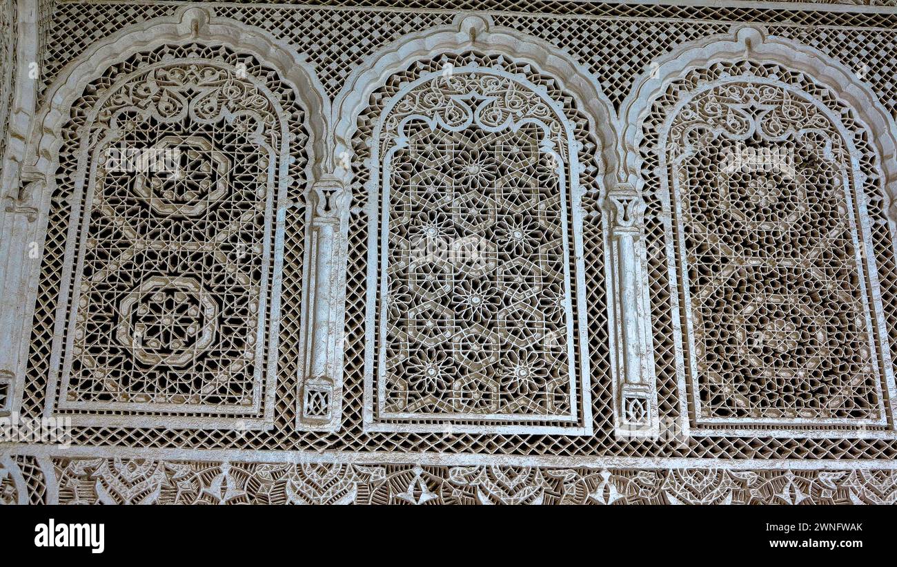L'artisanat de marbre et la peinture sur bois au Palais Bahia à Marrakech, Maroc Banque D'Images