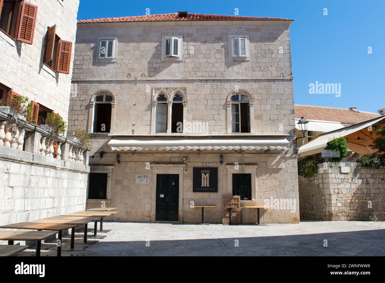 Korčula, Croatie - 22 avril 2023 : vieux bâtiments en pierre dans la ville de Korcula, Croatie Banque D'Images